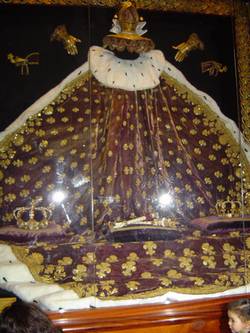 Indumentaria y elementos de la coronación, museo de Tau, Reims